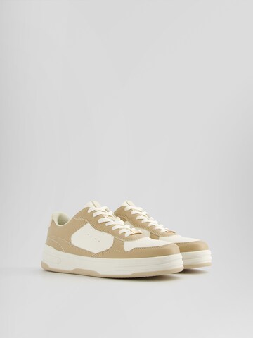 Sneaker low de la Bershka pe galben