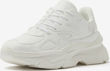 Bershka Sneakers in White: front