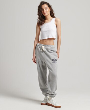 Superdry Tapered Hose in Grau