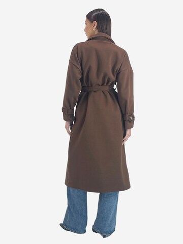 Elara Mantel in Braun