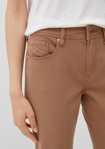 Slimfit Jeans di QS in marrone