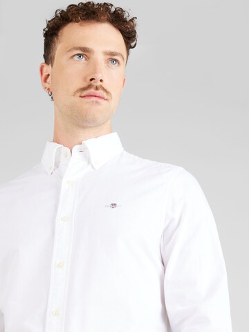 Coupe slim Chemise business GANT en blanc