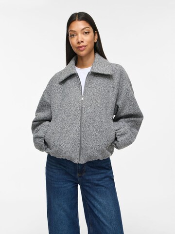 Veste mi-saison VILA en gris : devant