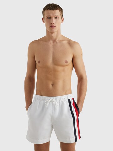 TOMMY HILFIGER Badeshorts in Weiß