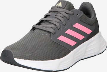 ADIDAS PERFORMANCE - Sapatilha de corrida 'Galaxy 6' em cinzento: frente