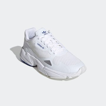 ADIDAS ORIGINALS Rövid szárú sportcipők 'FALCON' - fehér