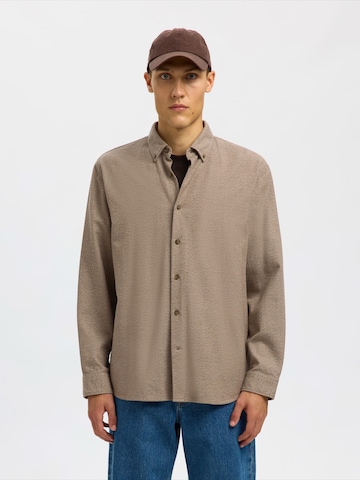 SELECTED Regular fit Button Up Shirt 'SLHREGNOAH' in Beige: front