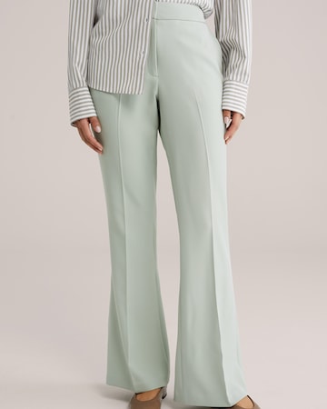 WE Fashion Flared Pressveckad byxa i grön: framsida