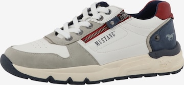 Baskets basses MUSTANG en blanc : devant