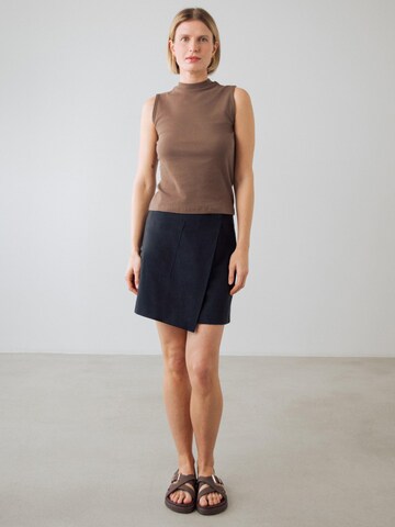 Top di Honest Basics in marrone