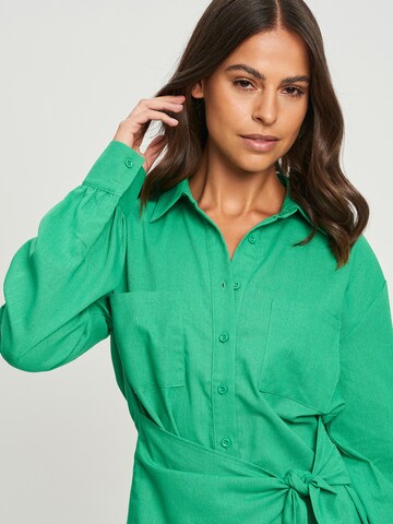 Calli - Vestidos camiseiros 'ZAC' em verde