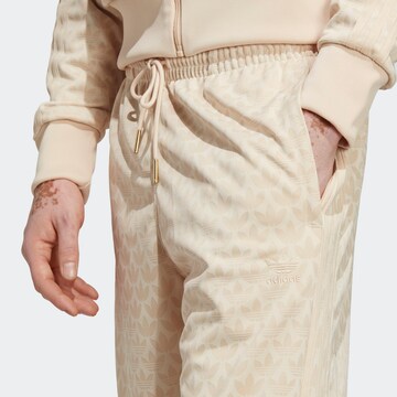ADIDAS ORIGINALS Loosefit Bukser 'Graphics Monogram' i beige