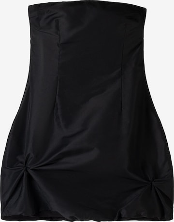 Rochie de la Bershka pe negru: față