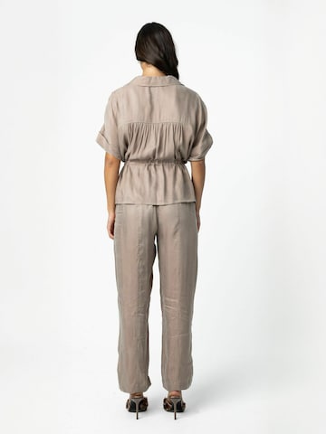 T-shirt ' Blouse with zipper and bow in ' Coster Copenhagen en gris