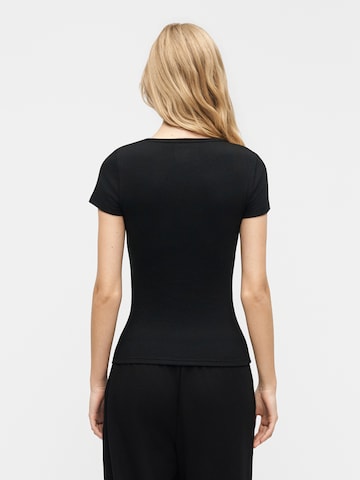 Tricou de la GAP pe negru