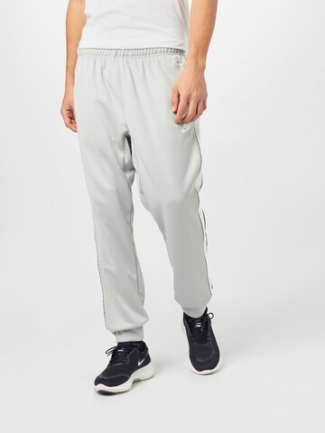 Nike Sportswear Zúžený Kalhoty 'Repeat' – zelená: přední strana