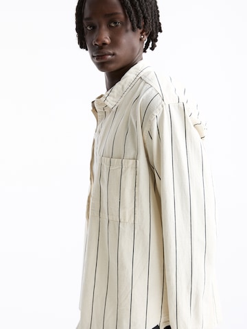 Pull&Bear Comfort Fit Paita värissä valkoinen