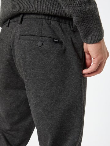 ESPRIT Zúžený Kalhoty se sklady v pase – šedá