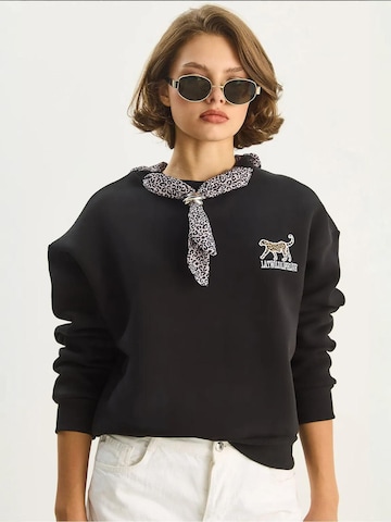 Bianco Lucci Sweatshirt in Black: front