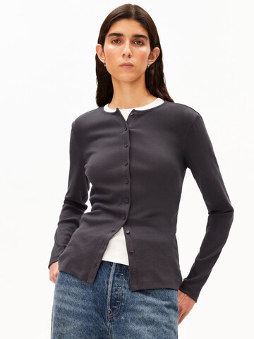 ARMEDANGELS Longsleeve RIB BUTTON in Grau: Vorderseite