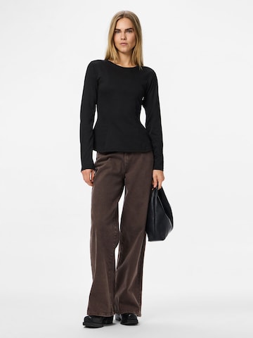 PIECES Shirt 'PCLUCCI PEPLUM' in Zwart