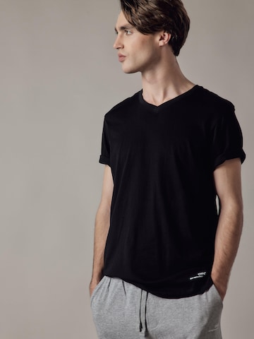 Maglietta 'T-Shirt Scollo a V' di OWN Off With Nature in nero: frontale