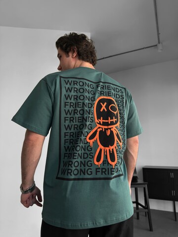 Kleidermafia Shirt 'Oversize Wrong Friends T-shirt - Khaki' in Groen