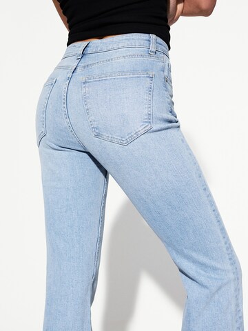 Bershka Flared Jeans in Blauw