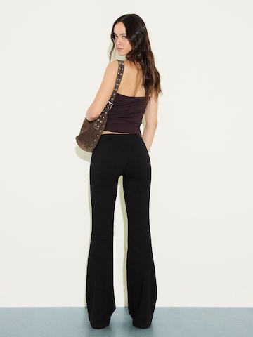 Bershka Na zvonec Hlače | črna barva