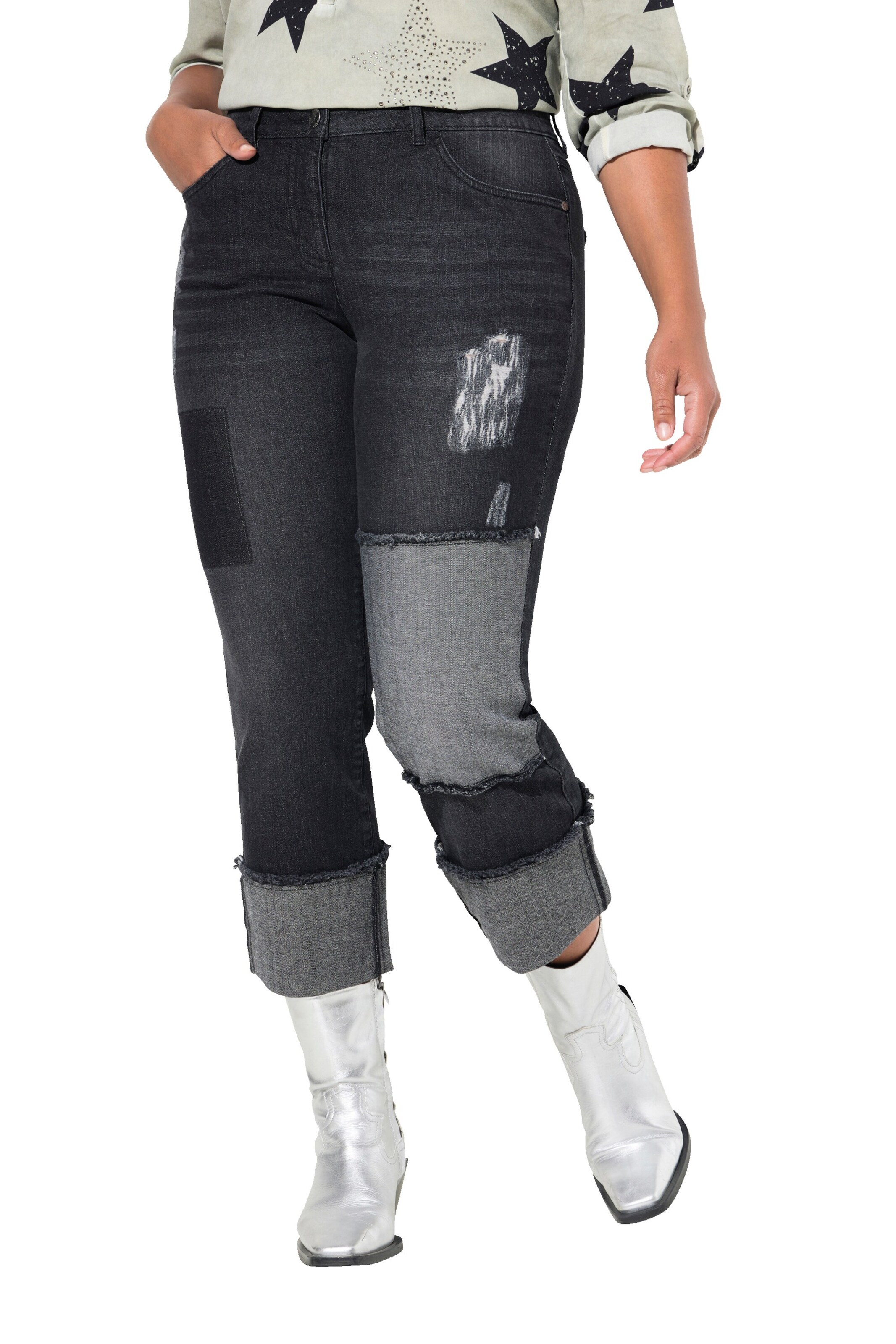 Angel of Style Flared Jeans in Black: front