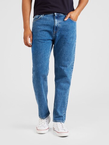 Tommy Jeans regular Jeans 'DAD TAPERED' i blå: forside