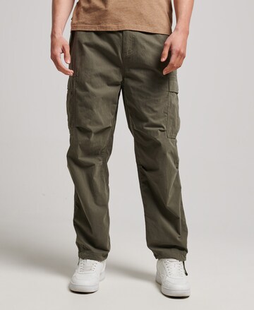 Superdry Loosefit Cargobroek in Groen: voorkant