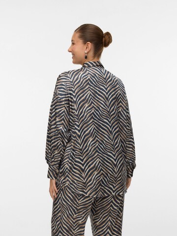 Vero Moda Curve - Blusa 'VMCVINA' en negro