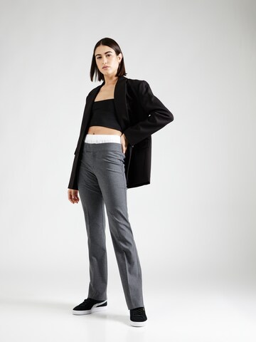 Regular Pantalon à plis NLY by Nelly en gris