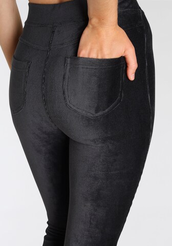 LASCANA Flared Broek in Zwart