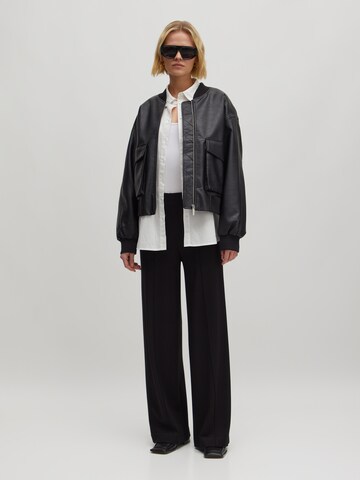 Wide leg Pantaloni 'Leva' di EDITED in nero