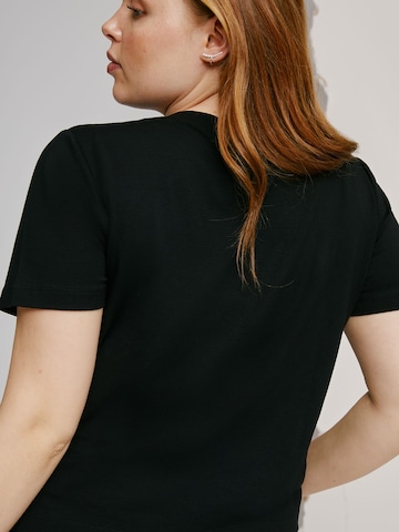 A LOT LESS - Camiseta 'Shelly' en negro