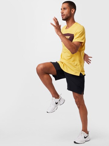 geltona NIKE Sportiniai marškinėliai 'Superset Energy'