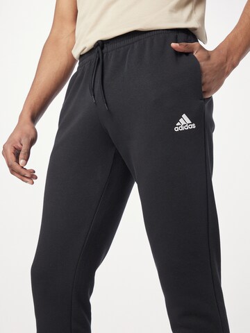 ADIDAS SPORTSWEAR Zwężany krój Spodnie sportowe 'Essentials' w kolorze czarny