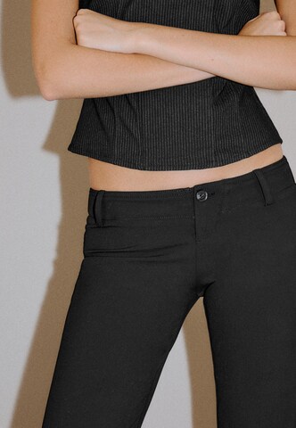 Evazați Pantaloni 'PANTALON POLIVIS' de la Bershka pe negru