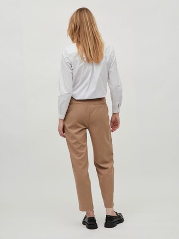 Tapered Pantaloni con pieghe 'VIBrienne' di VILA in marrone