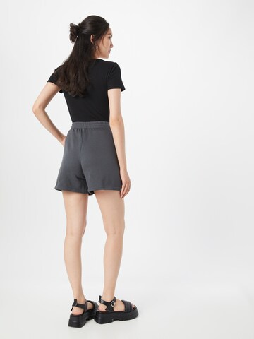 GAP Regular Shorts in Grau