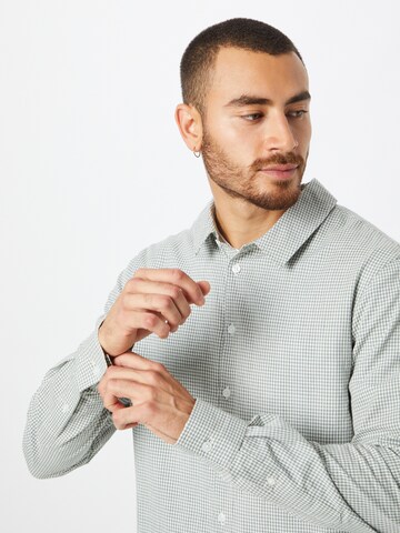 ABOUT YOU - Regular Fit Camisa 'Quentin' em verde