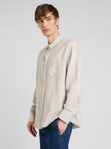 Fit confort Chemise WEEKDAY en beige : devant