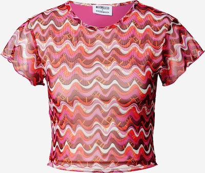 Hoermanseder x About You T-shirt 'Marla' en rose / rouge / blanc, Vue avec produit