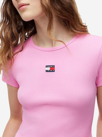 Maglietta 'TJW BADGE RIB DW0DW17881' di Tommy Jeans in rosa