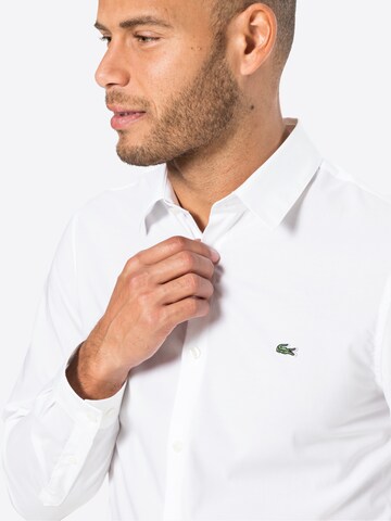 LACOSTE - Ajuste regular Camisa en blanco