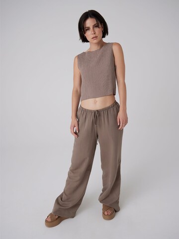 A LOT LESS Blouse 'Tasha' in Brown: front