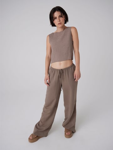 A LOT LESS Blouse 'Tasha' in Brown: front