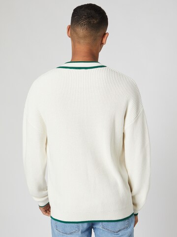 Kosta Williams x About You Sweter w kolorze biały